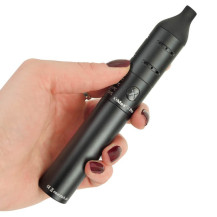 Vaporizér XMAX V2 Pro v ruce.