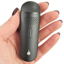 Vaporizér Flowermate Cap v ruce.