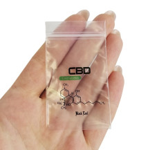 Zip sáčky CBD Black Leaf - jeden kus v ženské ruce