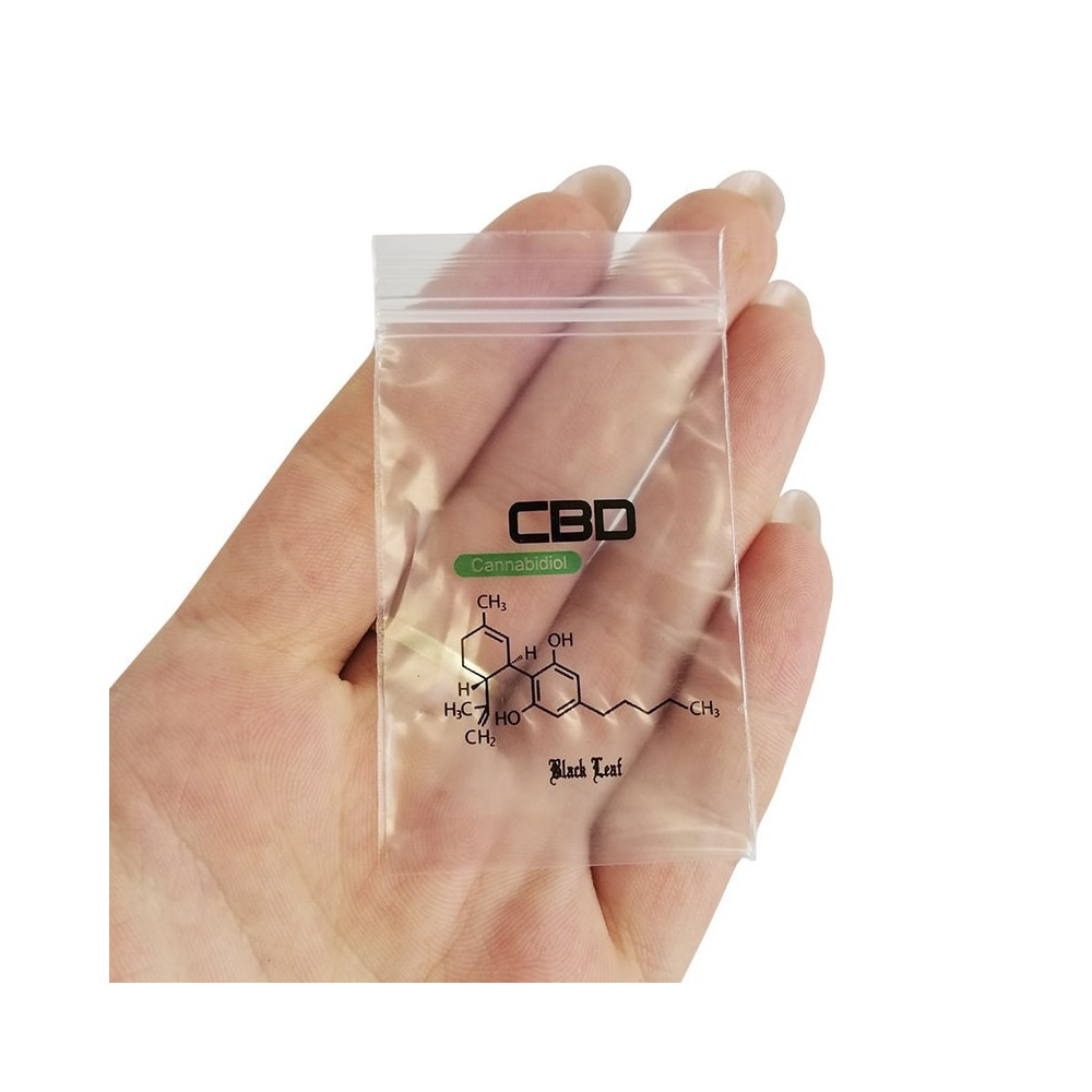 Zip sáčky CBD Black Leaf - jeden kus v ženské ruce