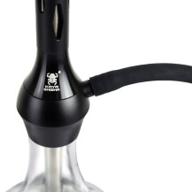 Vodní dýmka Kaya Shisha Black Caro 65 cm - detail základny dýmky s logem Kaya Shisha a výstupem na hadici