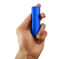 Vaporizér PAX Plus matný modrý - v ruce