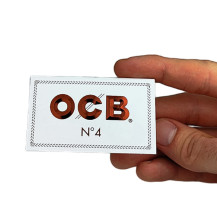 OCB papírky White double No.4 v ruce