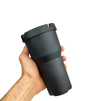 Popelník do auta black v ruce
