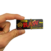Papírky s filtry Raw Black 1/4 v ruce