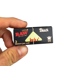 Papírky RAW Black Rolls v ruce