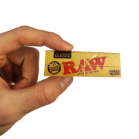 Papírky RAW - Single Wide v ruce