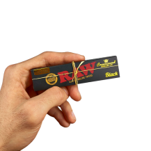 Papírky s filtry Raw Black Slim King Size v ruce