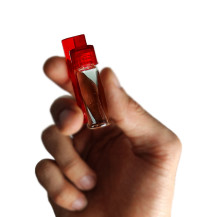 Snuff nádobka se lžičkou akryl 5ml - v ruce