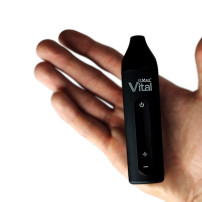 Vaporizér XMAX Vital - Černý - v ruce