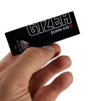 Papírky Gizeh - Queen Size 1/4 v ruce