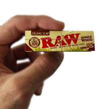 Papírky RAW - Single Wide Cut Corner v ruce