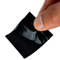 Zip sáčky černé 40x40mm v ruce