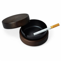 Popelník dřevo/kov - Black - s cigaretou