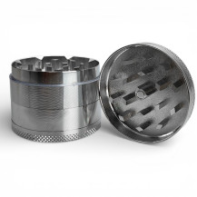 Grinder drtička Alumini 50mm stříbrná - pohled na zuby drtičky